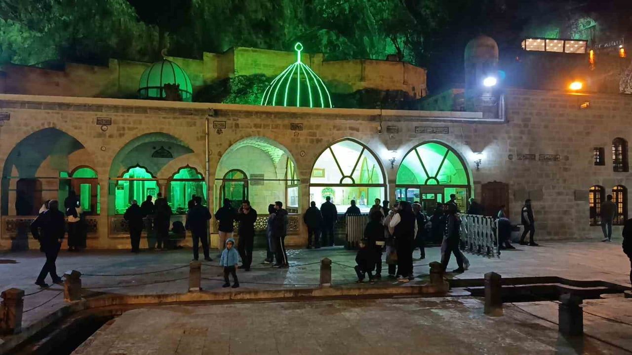 Şanlıurfa'da Balıklıgöl'de Regaip Kandili Coşkusu