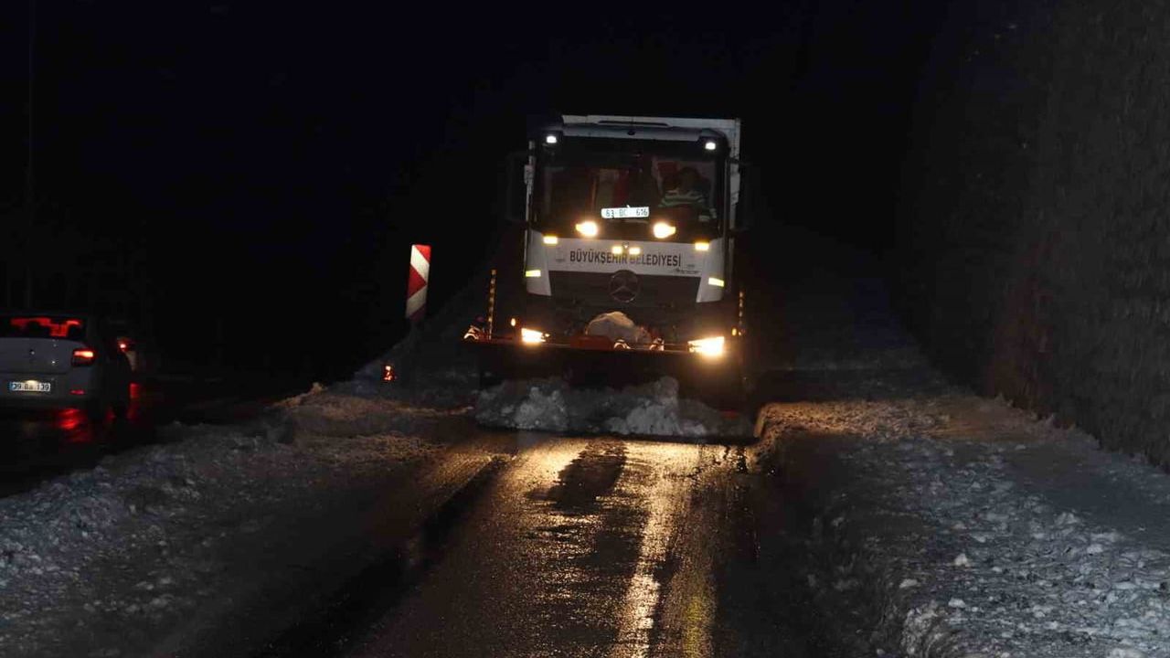 Şanlıurfa'da Büyükşehir 235 Ekip ile Karla Mücadeleyi Sürdürdü