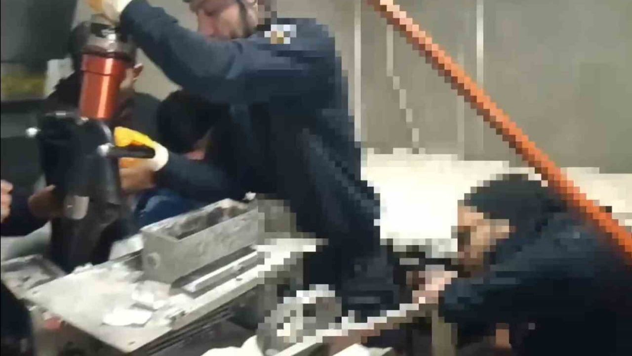 Şanlıurfa'da hamur makinesine sıkışan çocuk itfaiye tarafından kurtarıldı