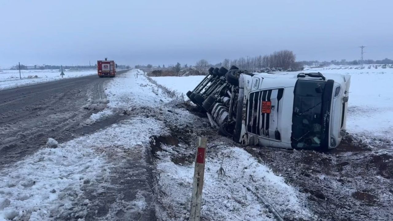 Şanlıurfa'da sülfürik asit yüklü tanker devrildi: 1 yaralı