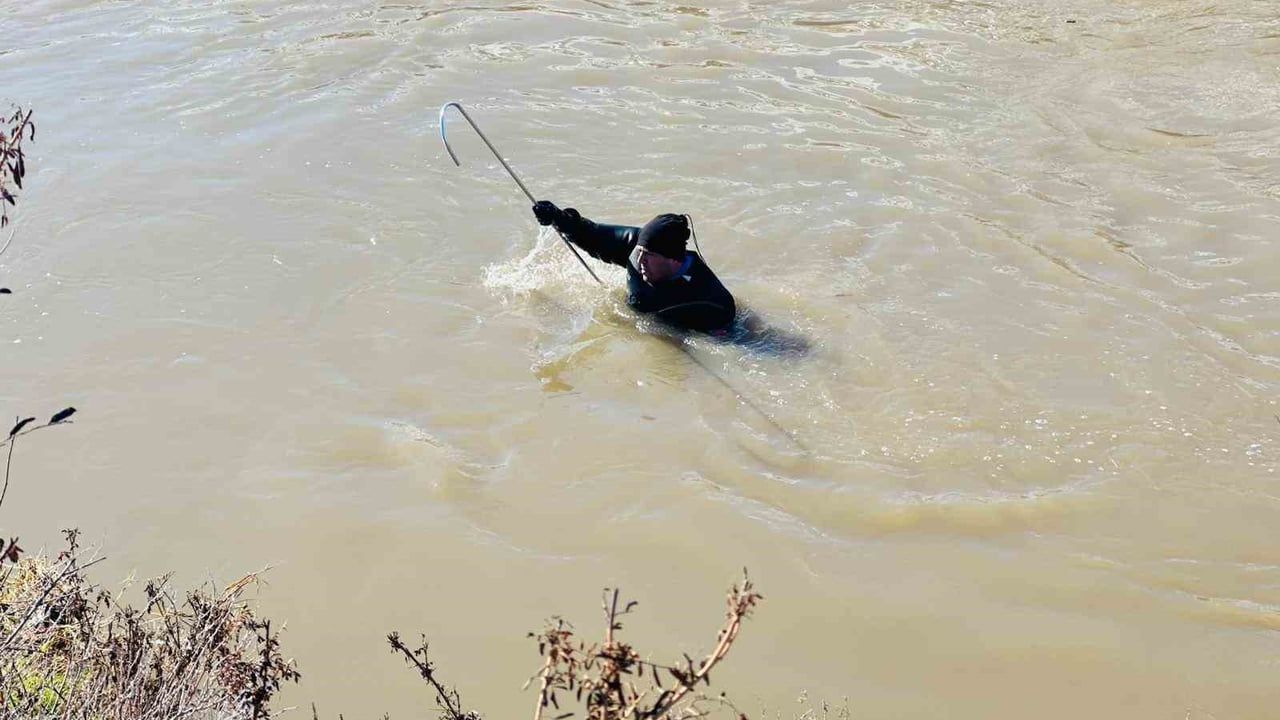 Şanlıurfa’da tahliye kanalına devrilen otomobilde kayıp sürücü aranıyor