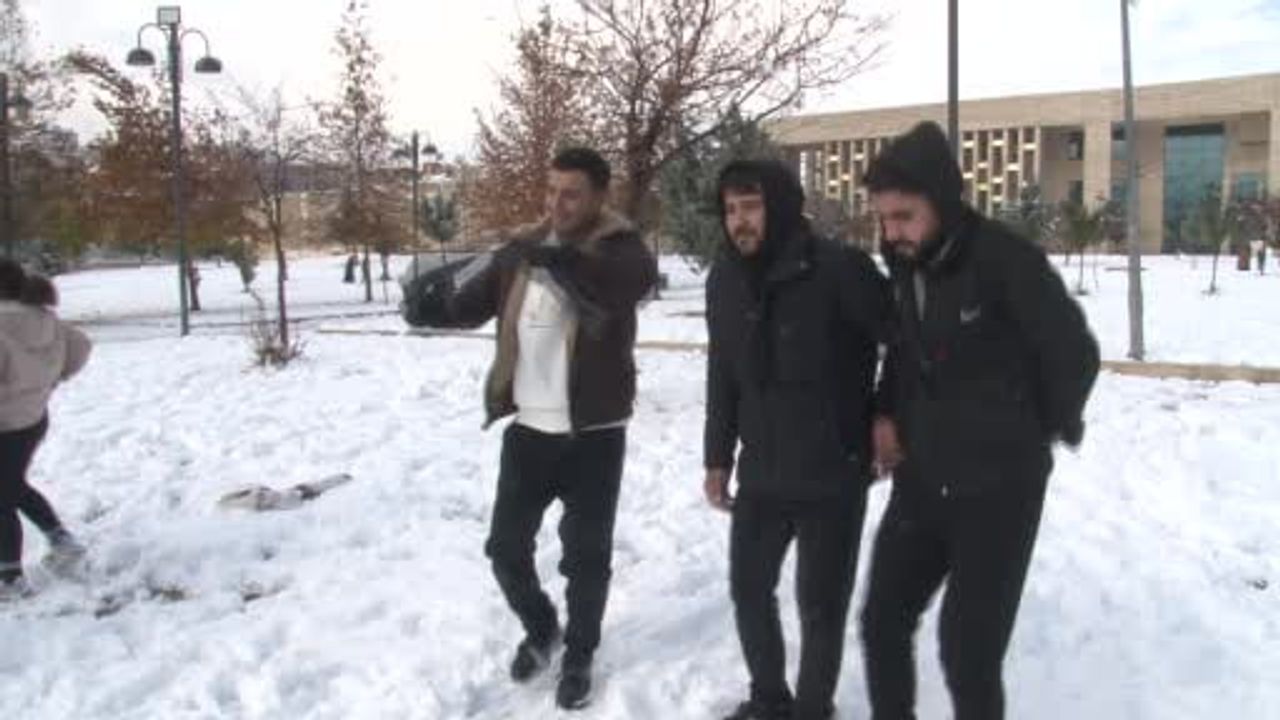 Şanlıurfa’da yıllar sonra yoğun kar yağışı: Çocuklar kartopu, yetişkinler halay