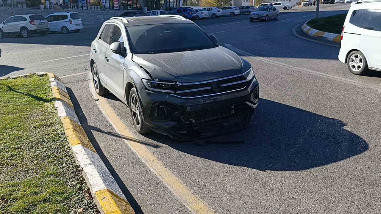 Şanlıurfa Haliliye'de iki otomobil çarpıştı: 4 yaralı