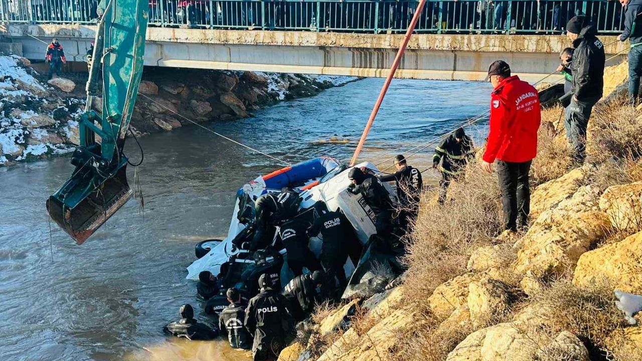 Şanlıurfa Harran'da kanala devrilen otomobilde 3 çocuğun cesedine ulaşıldı