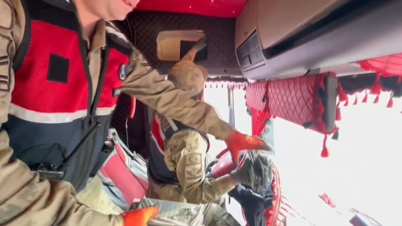 Şanlıurfa Viranşehir'de jandarma 249 kaçak cep telefonu ele geçirdi