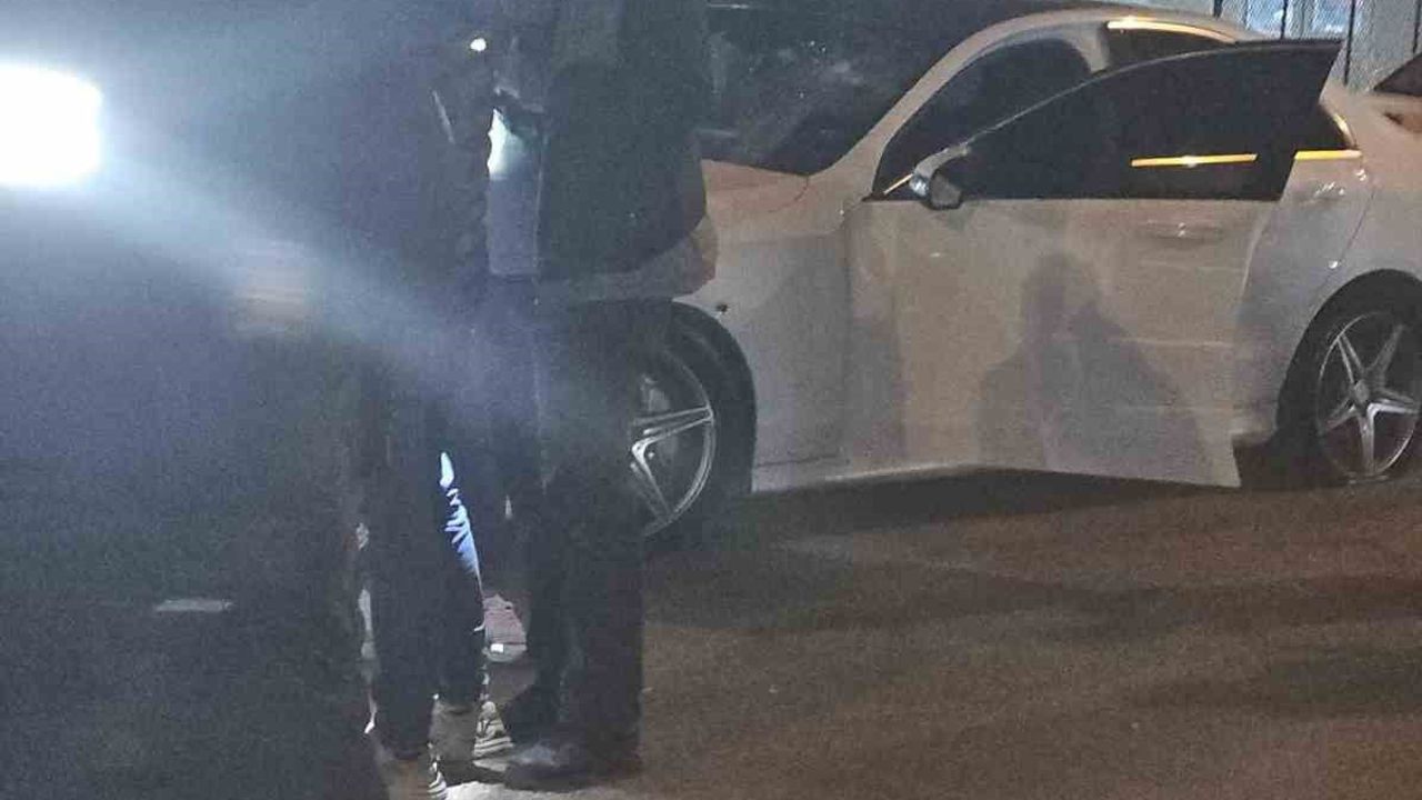 Şanlıurfa Viranşehir'de seyir halindeki otomobile ateş açıldı: 1 yaralı