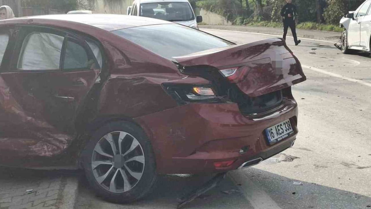 Sapanca'da iki otomobil çarpıştı: 5 kişi yaralandı