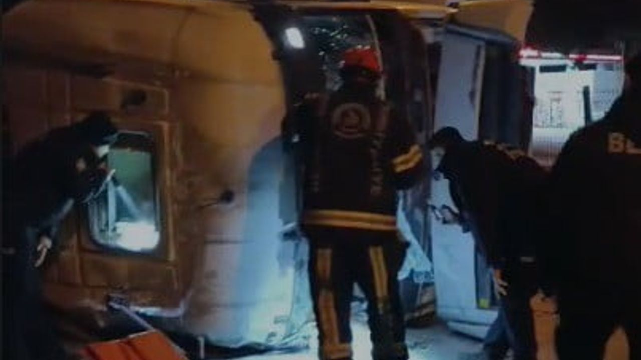 Sarayköy'de kırmızı ışık ihlali iddiası: Beton mikseri devrildi, 5 yaralı