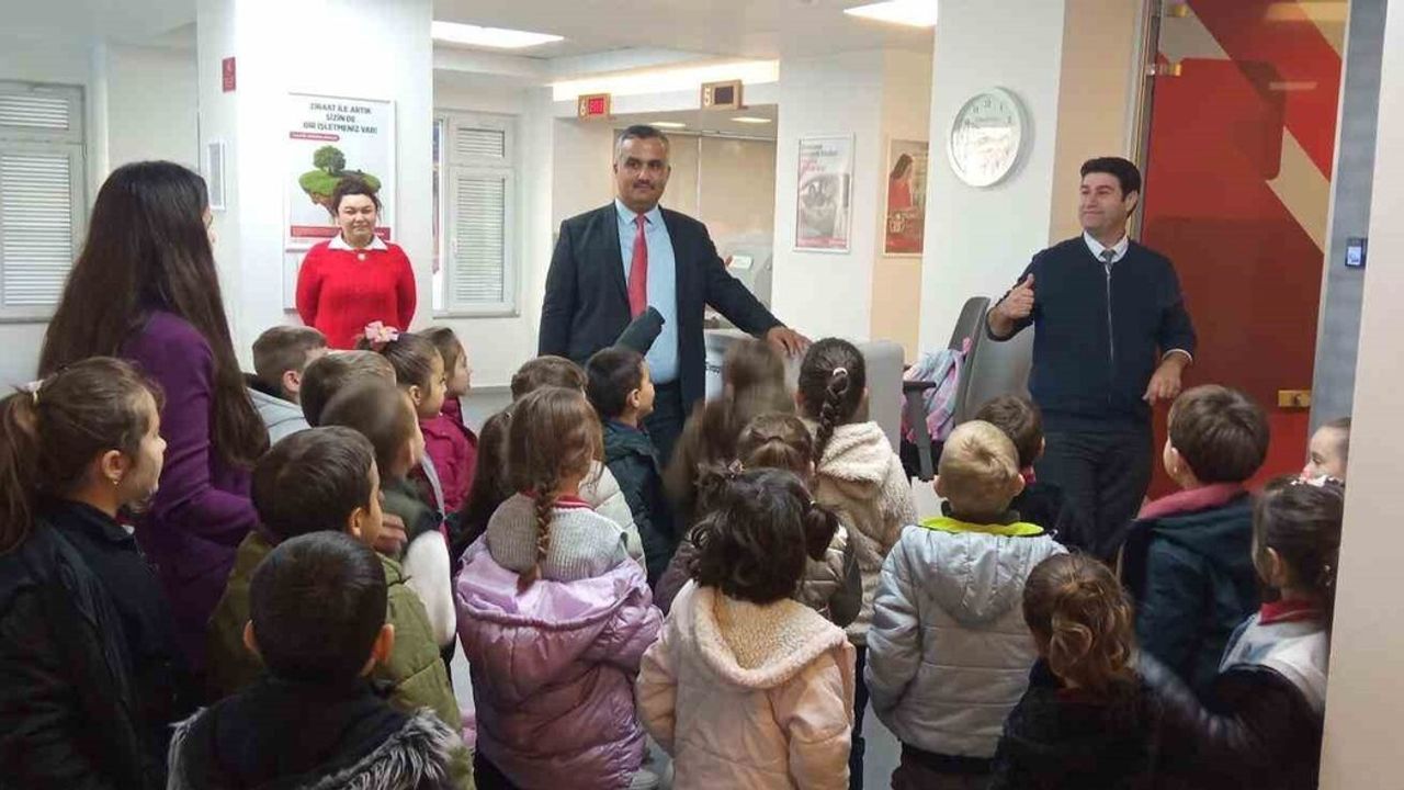 Sarıgöl'de ana sınıfı öğrencileri bankada tasarrufla tanıştı