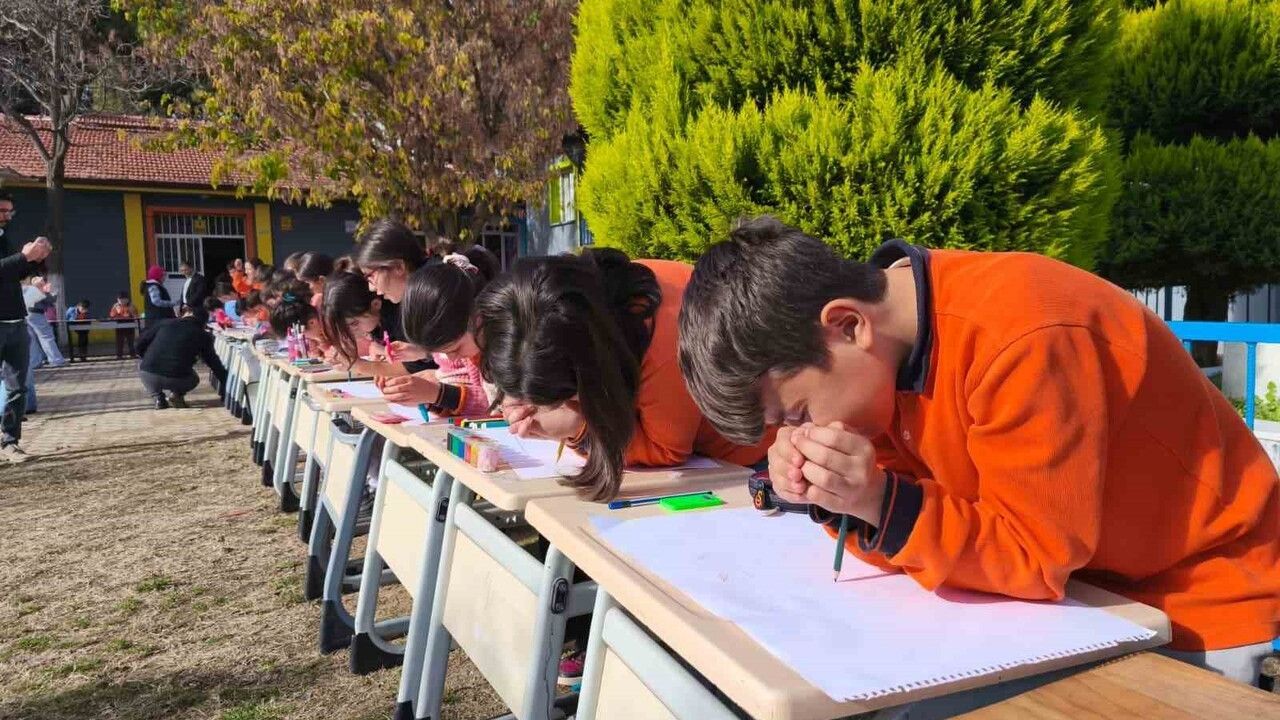 Sarıgöl’de öğrenciler el kullanmadan resim yaparak empati kurdu