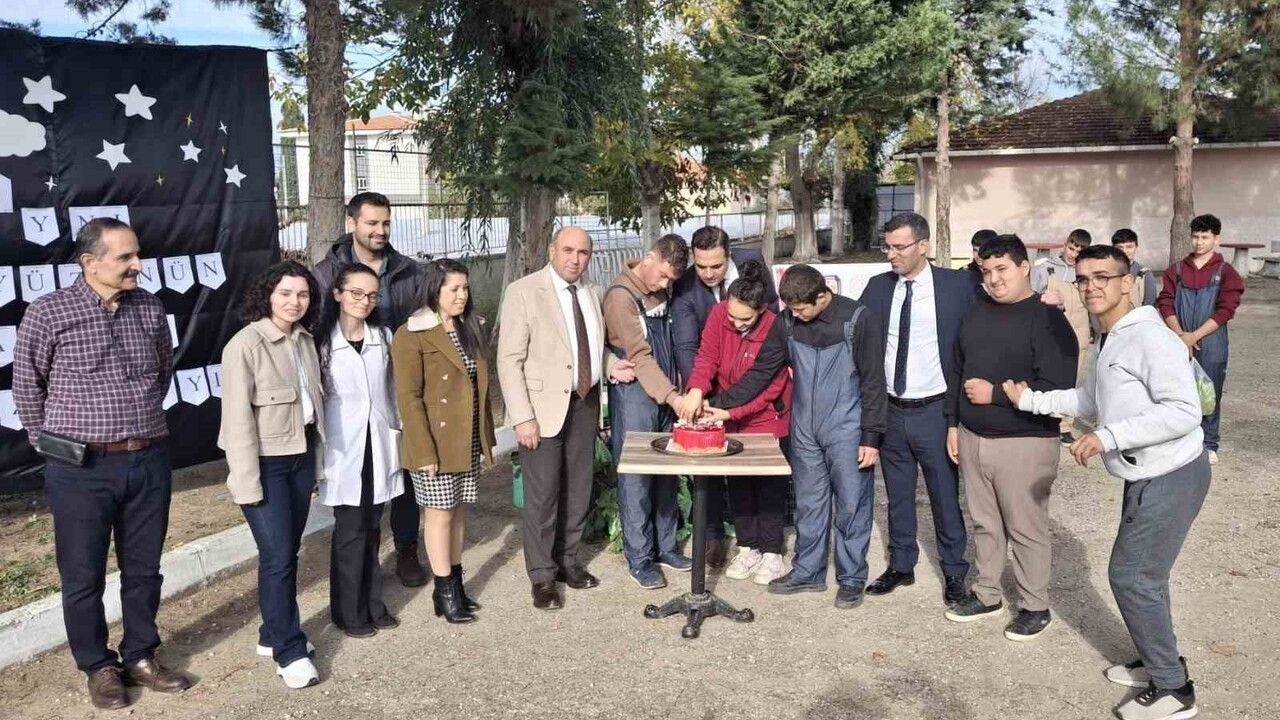 Sarıgöl'de özel öğrenciler protokol üyeleriyle hasat yaptı ve pasta kesti