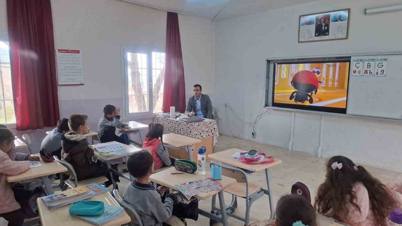 Sarıgöl'de sınıflarda eğitim takibi: Müdür Yıldırak'ın okul ziyaretleri