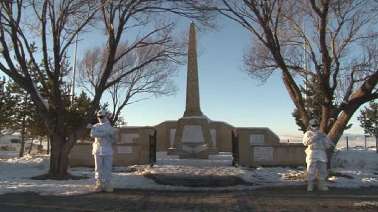 Sarıkamış şehitleri için eksi 10 derecede saygı nöbeti