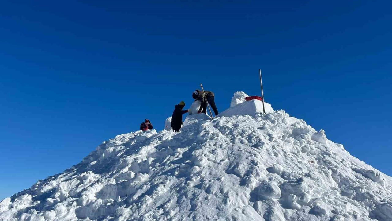 Sarıkamış Şehitleri İçin Kardan Heykeller Yapılıyor