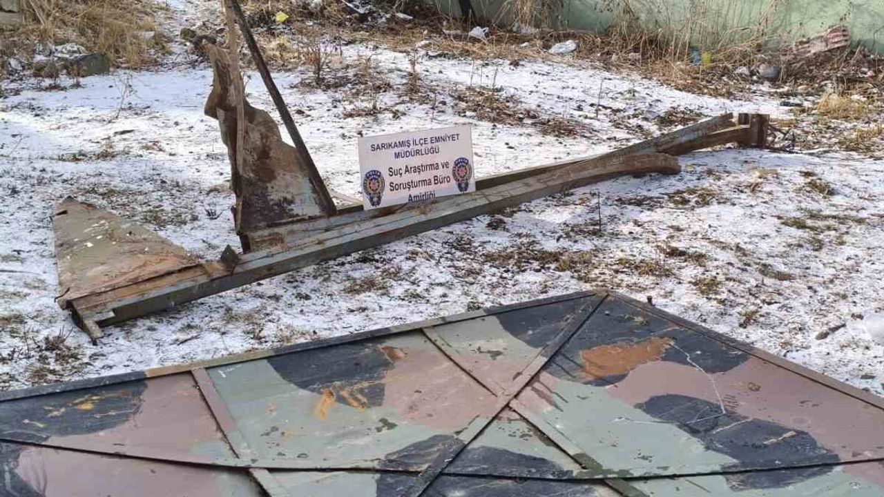 Sarıkamış'ta askeriyeye ait hurda malzemeleri taşıyan iki kişi tutuklandı