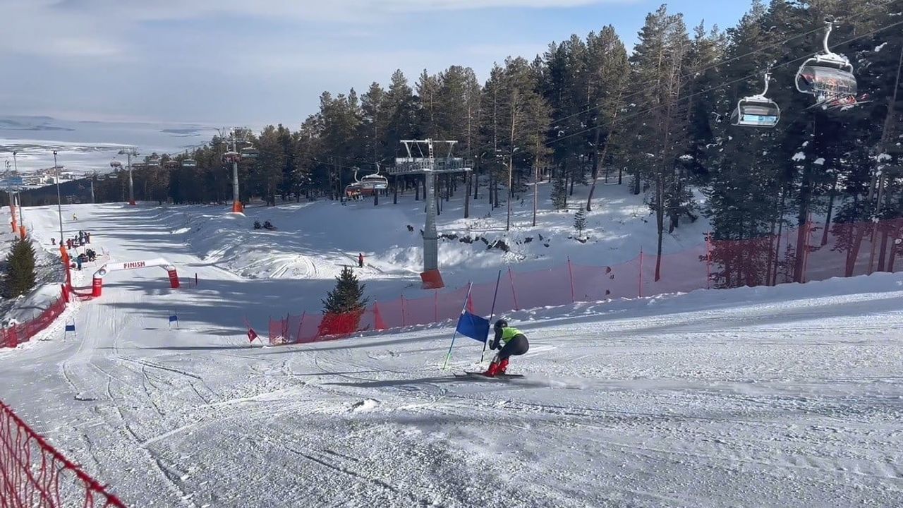 Sarıkamış’ta FIS Sarıkamış Cup Alp Disiplini heyecanı devam ediyor
