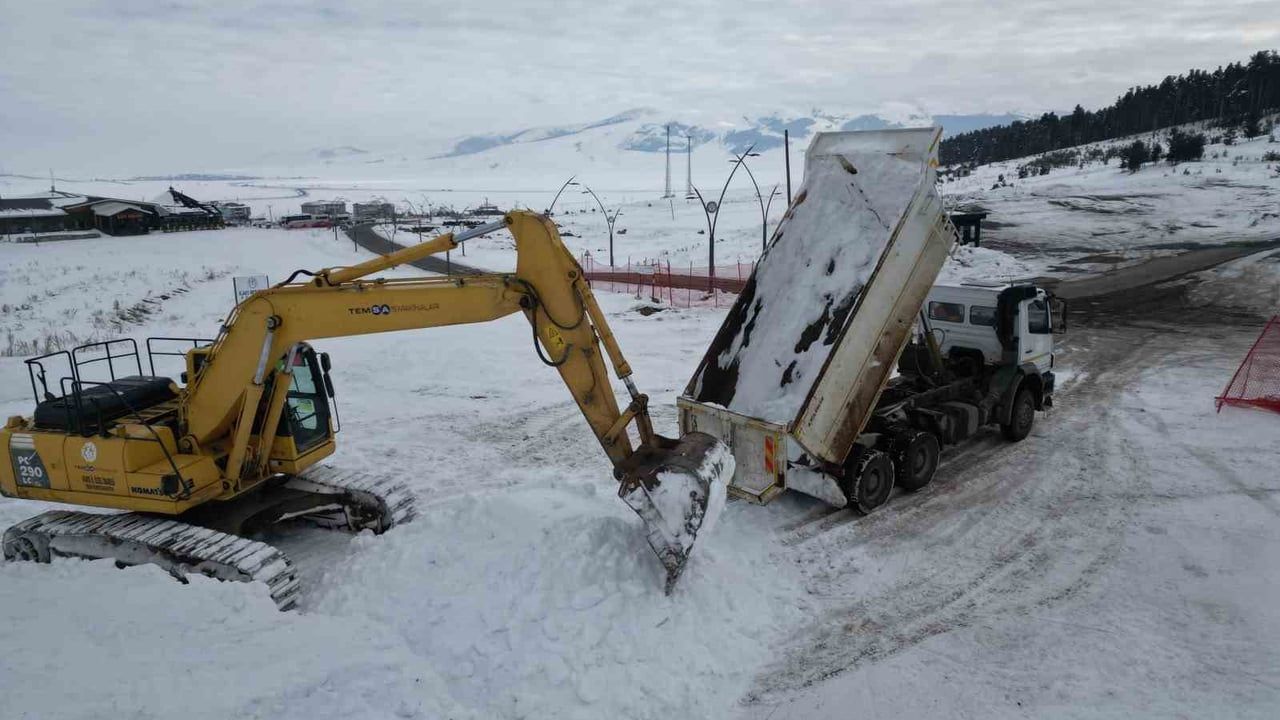 Sarıkamış'ta Kardan Heykeller İçin 200 Kamyon Kar Taşınıyor