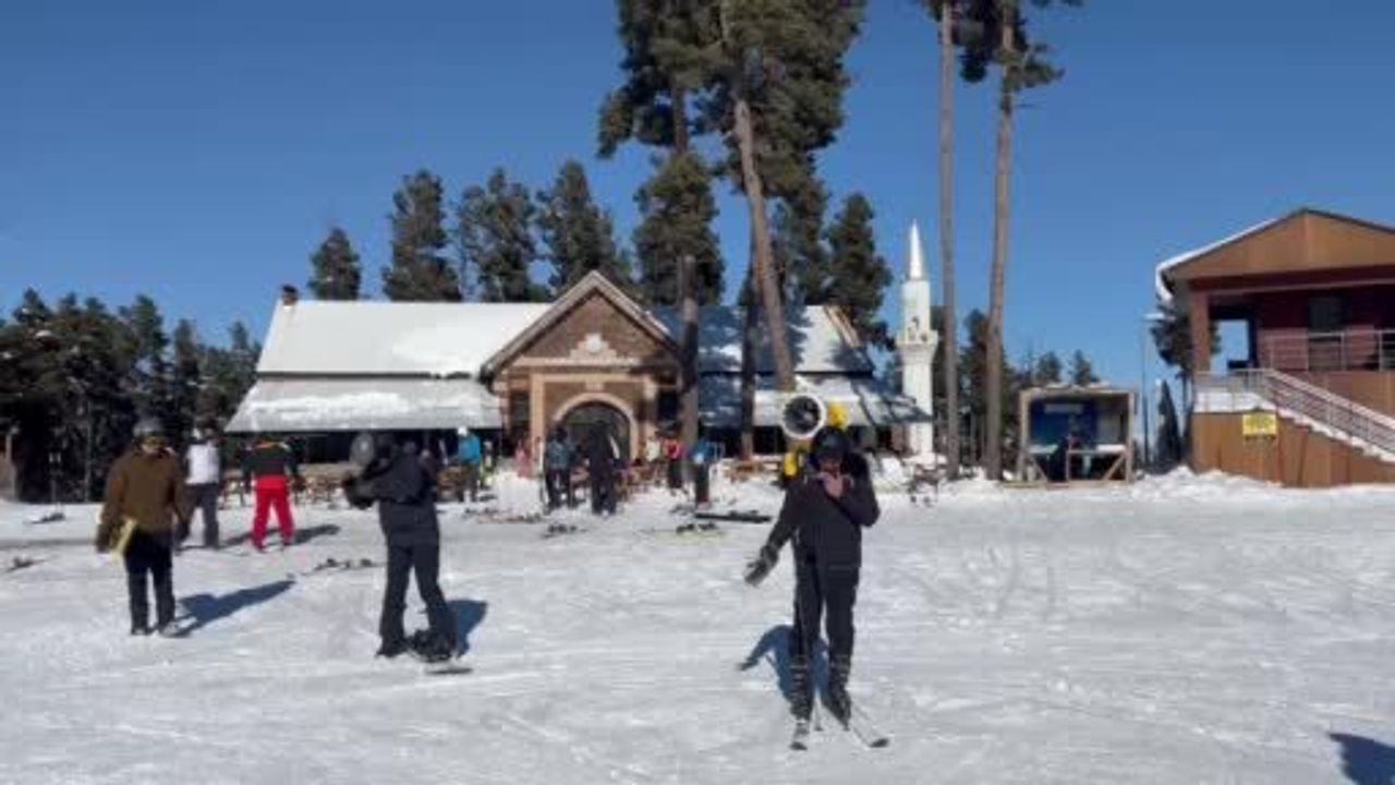 Sarıkamış'ta kayak sezonu başladı: Kristal kar pistleri açıldı