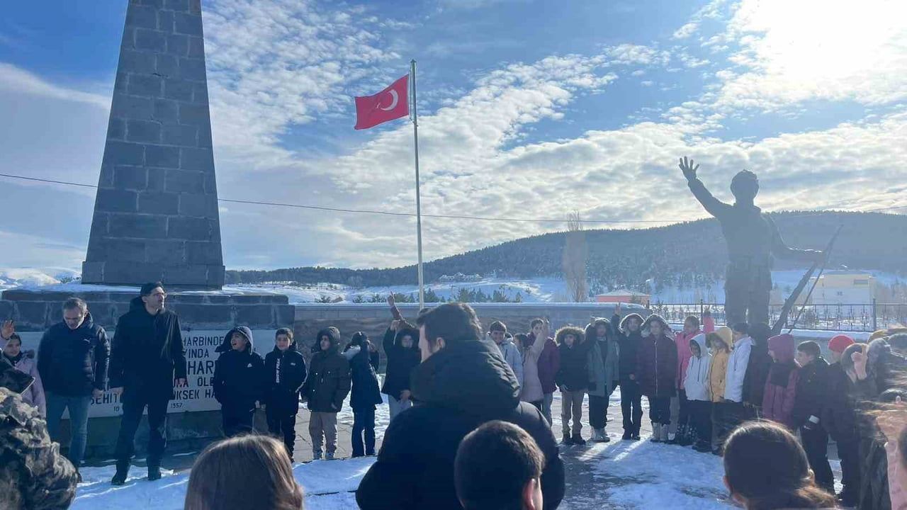 Sarıkamış’ta Öğrenciler Şehitleri Andı