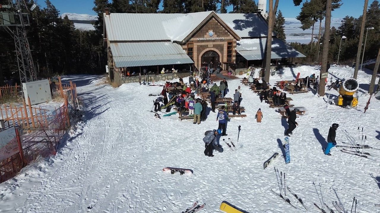 Sarıkamış'ta sezon coşkusu: Pistler cıvıl cıvıl