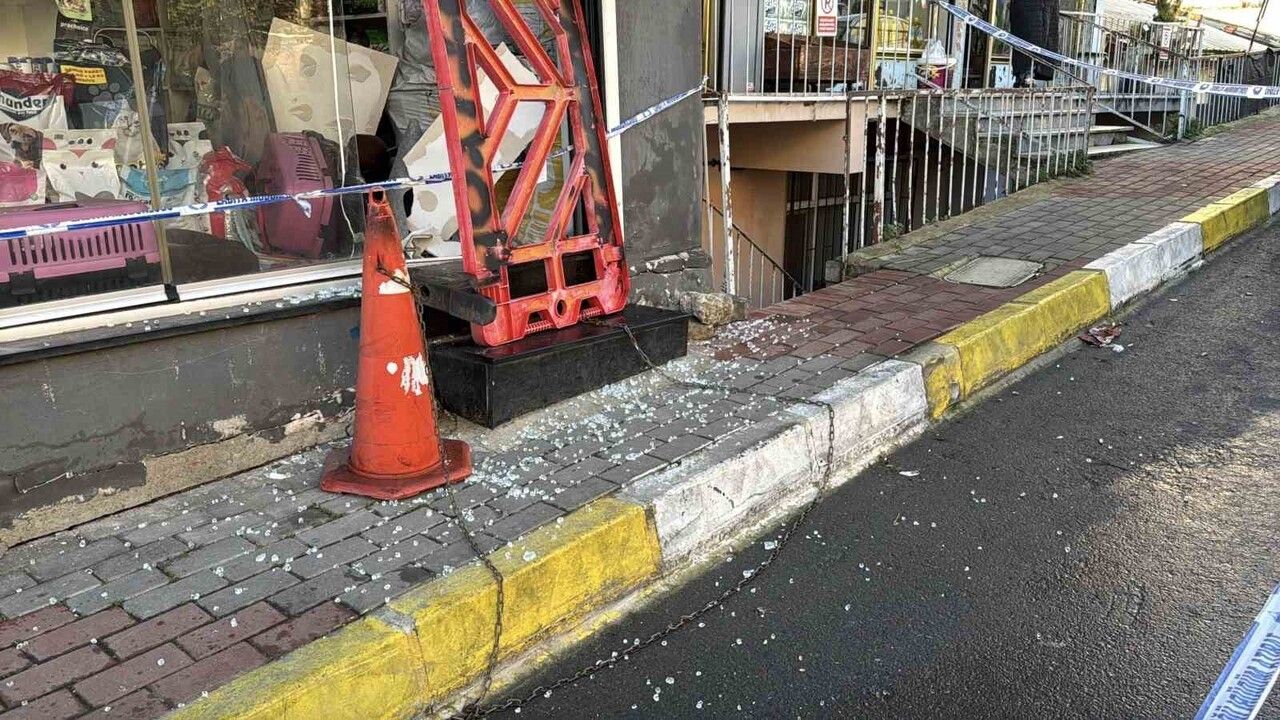 Sarıyer'de Üst Kat Kaydı: Petshop Dükkanı Çöktü, Bina Gecekonduya Yaslandı
