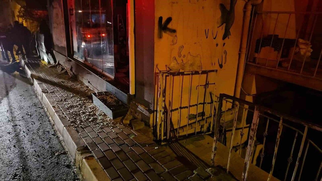 Sarıyer'de üst katı kayan 2 katlı bina gecekonduya yaslandı