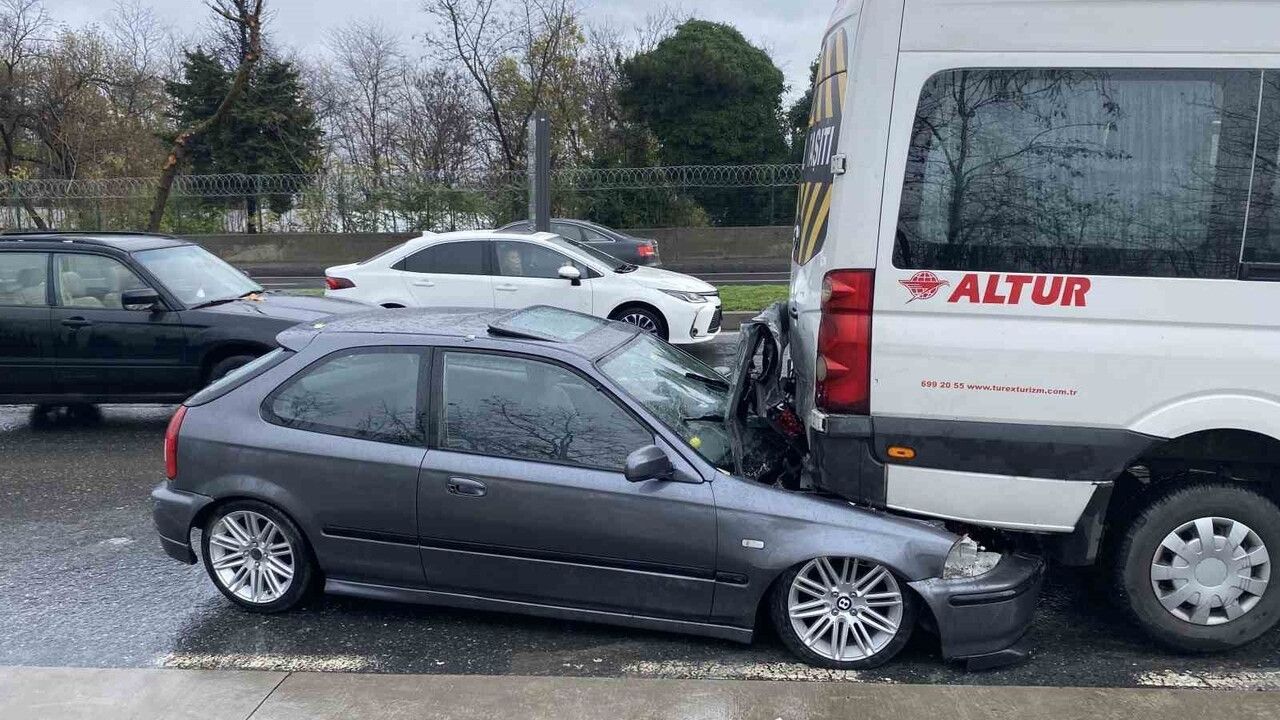 Sarıyer'de yağış nedeniyle kontrolden çıkan otomobil servis aracına çarptı — 1 yaralı
