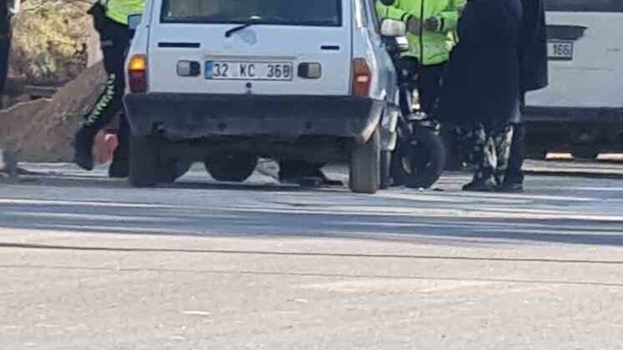 Şarkikaraağaç’ta elektrikli bisikletle otomobil çarpıştı: 2 yaralı