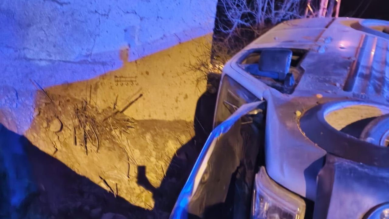 Şarkikaraağaç’ta hafif ticari araç devrildi: 2 yaralı