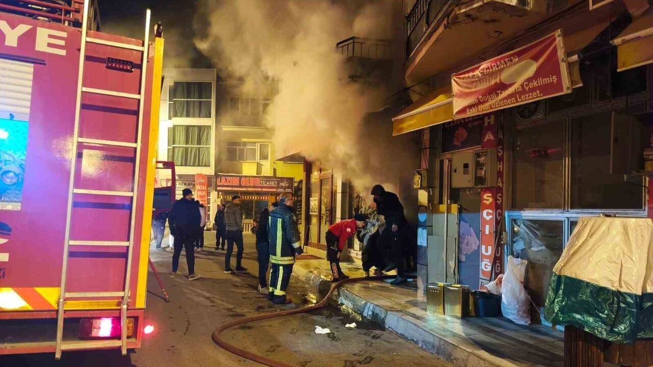 Şarkikaraağaç'ta iç giyim ve çeyiz dükkanında gece yangını — yaralanma yok