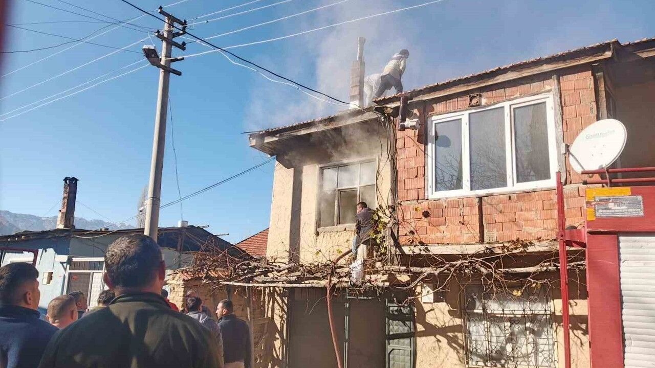 Şarkikaraağaç'ta iki katlı evde yangın: Mutfak ve bir oda küle dönüştü
