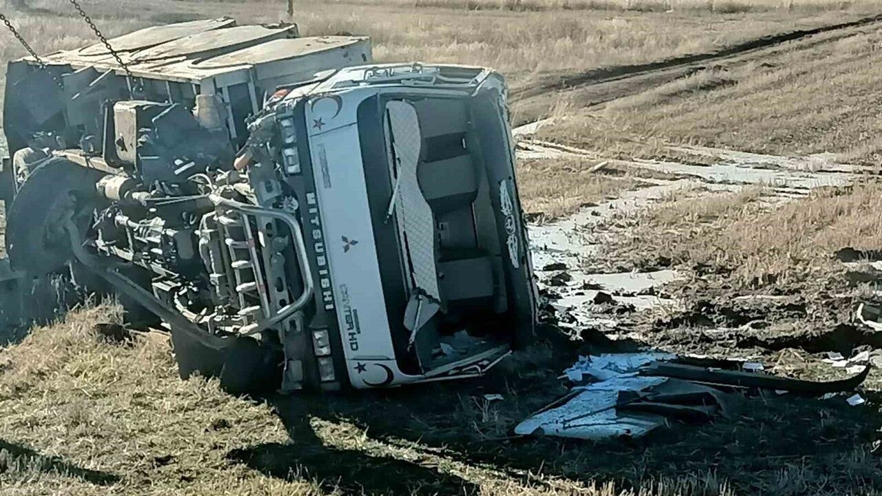 Şarkikaraağaç'ta kamyon şarampole devrildi: 1 yaralı