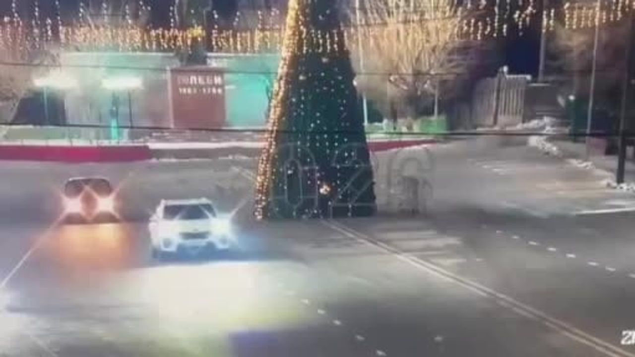 Saryagaş’ta drift sonucu 12 metrelik yılbaşı ağacı devrildi