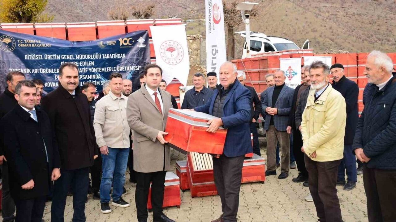 Sason'da arıcılara organik kovan desteği