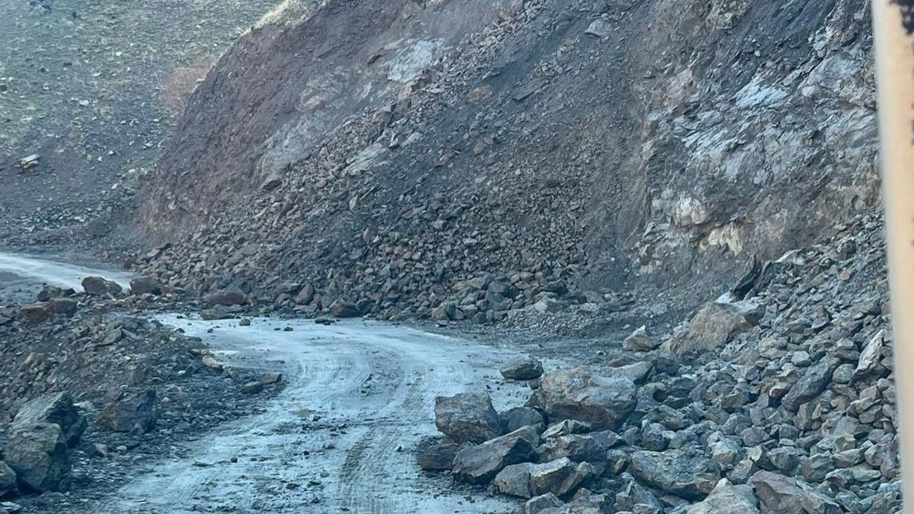 Sason'da heyelan kapattığı köy yolları yeniden ulaşıma açıldı