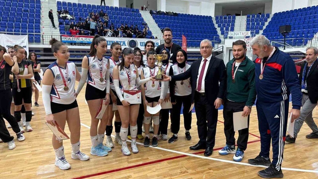 Şehriban Günata Anadolu Lisesi, Liseler Genç Bayan Voleybol İl Şampiyonası'nı Kazandı
