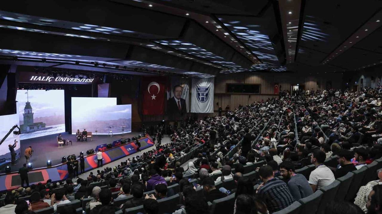 Selçuk Bayraktar: Geleceğe yürüyebilmek için farklı olmanız gerekiyor