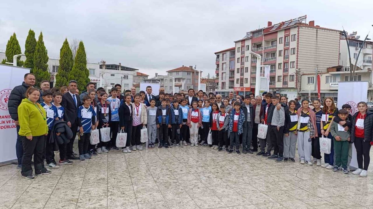 Selendi'de Kros Yarışı Heyecanı