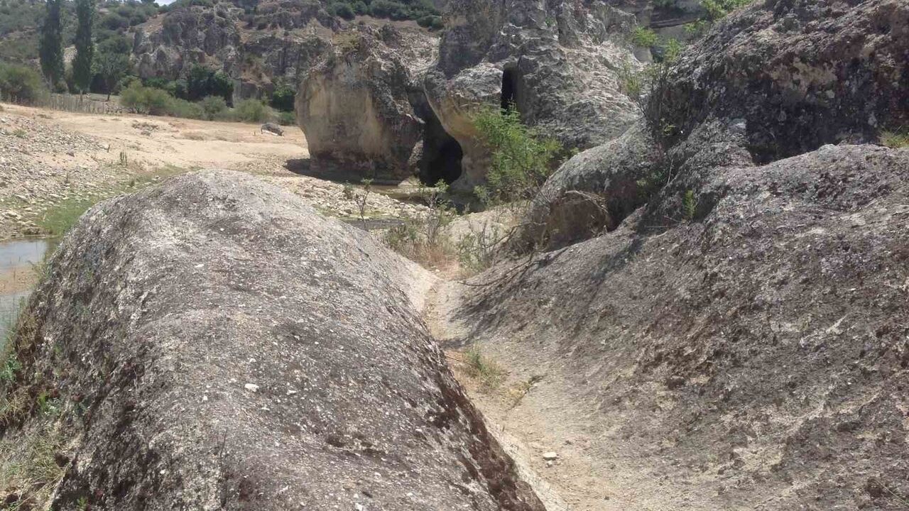 Selendi'deki Delikli Bent: Keşfedilmeyi Bekleyen Doğal Anıt