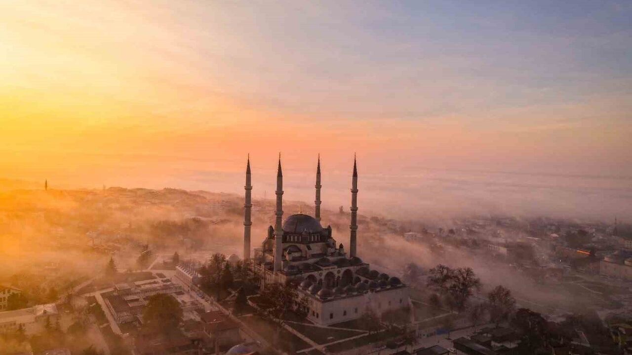 Selimiye Camii sabah sisinde kartpostallık görüntüler verdi