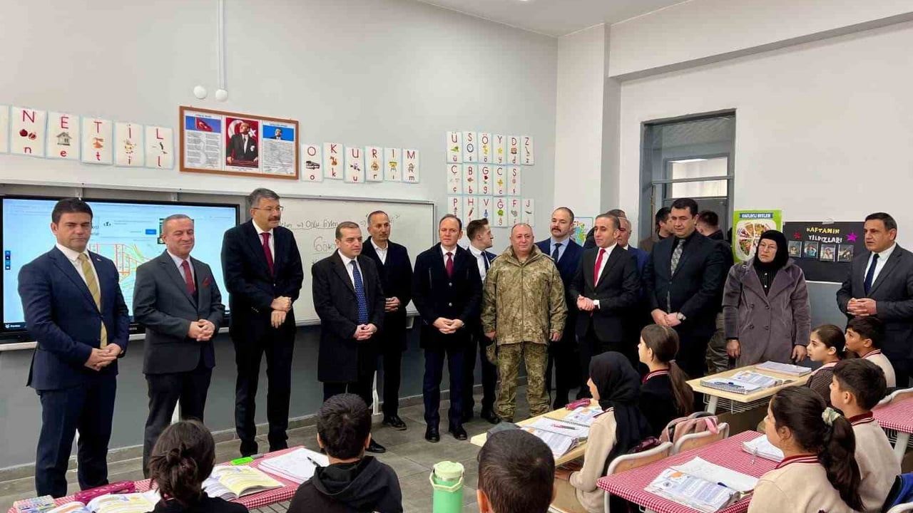 Şemdinli'de 24 sınıflı Cumhuriyet İlk ve Ortaokulu ve Aile Sağlığı Merkezi açıldı