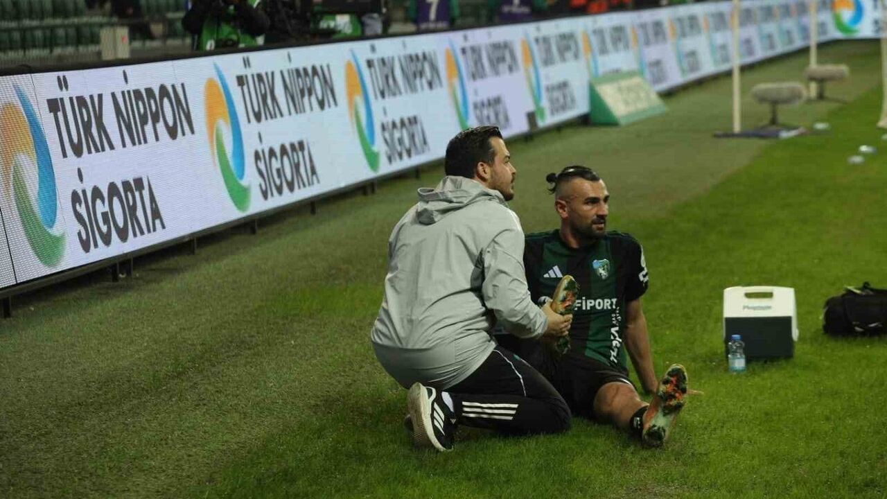 Serdar Dursun'dan Kocaelispor camiasına özür: Tribünde izlediğim maç yanlış anlaşıldı