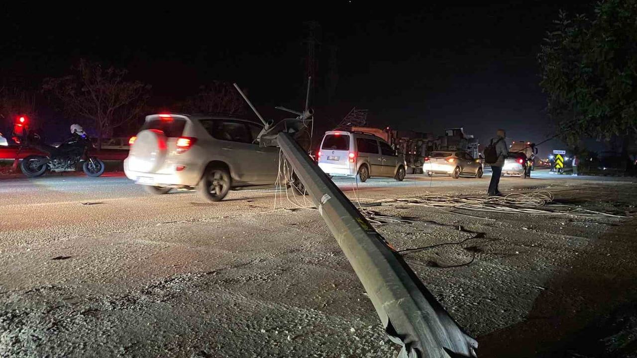 Serik'te EDS direğine çarpan tır devrildi: 2 kişi yaralandı