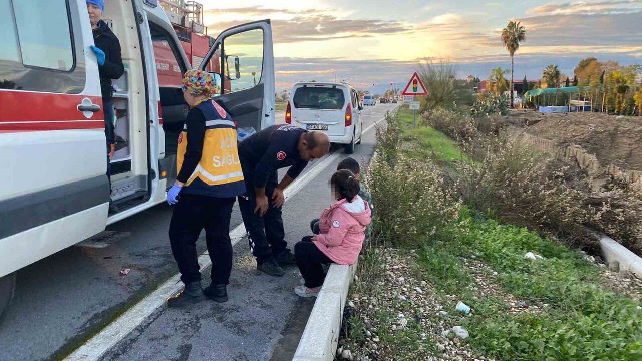 Serik'te emniyet şeridine park eden araca çarpma: 2 yaralı