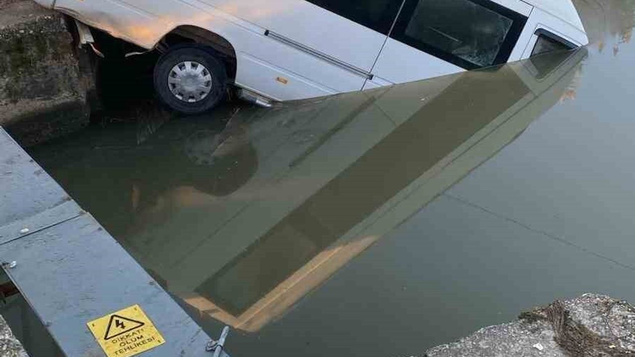 Serik'te minibüs sulama kanalına düştü