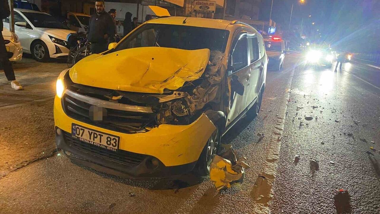 Serik'te taksi ile kamyonet çarpıştı: 2 kişi yaralandı