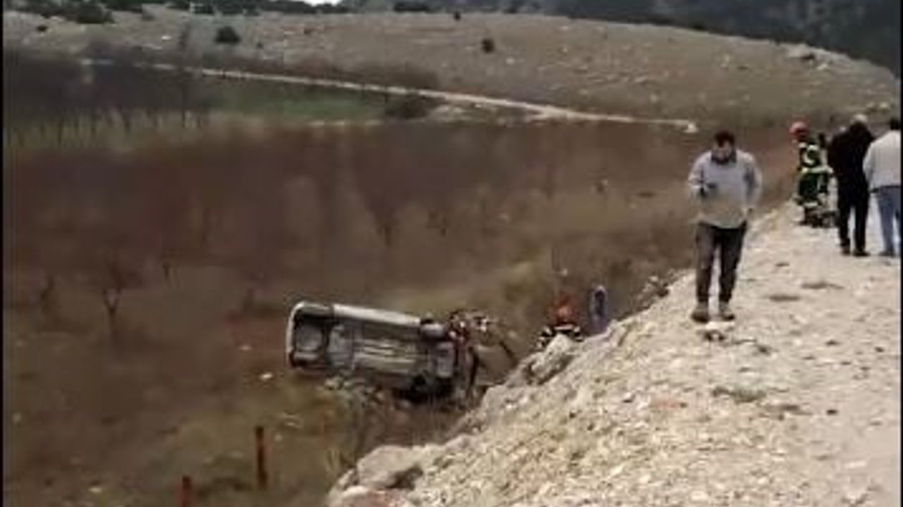 Serinhisar'da otomobil karşı şeride geçip şarampole yuvarlandı