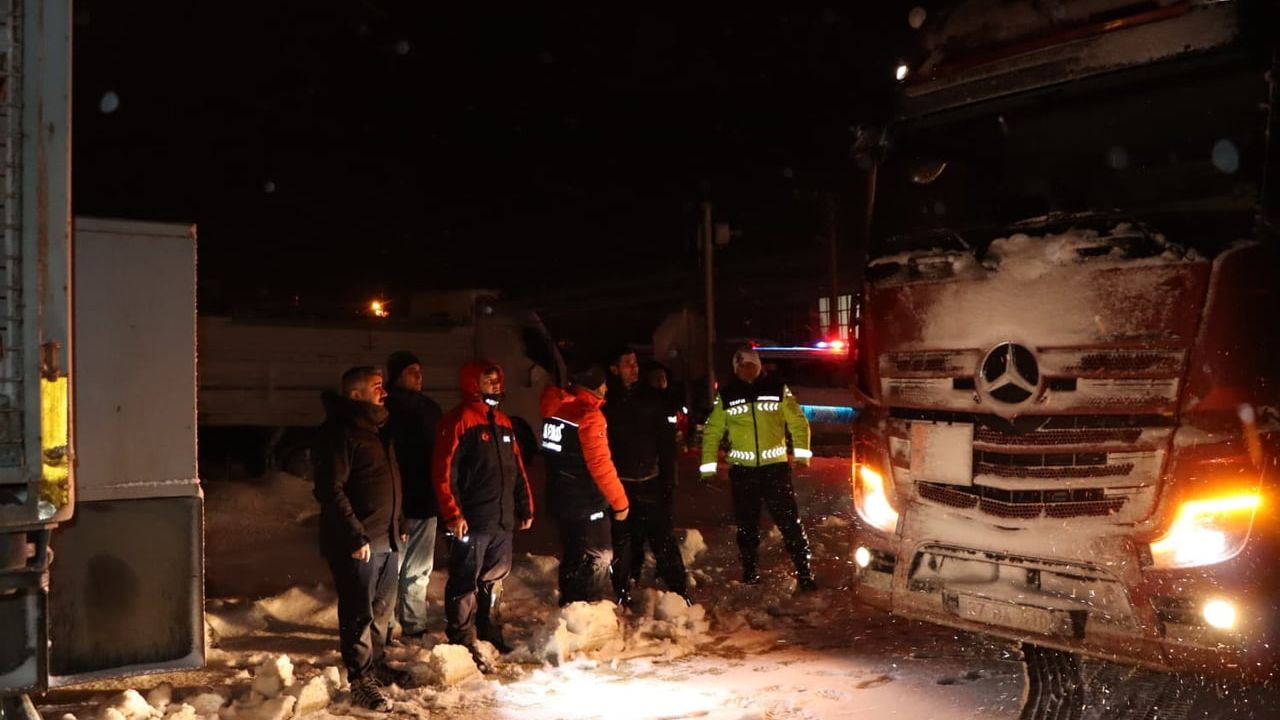 Seydiler-İnebolu yolunda AFAD ve Kızılay ekiplerinden sıcak ikram