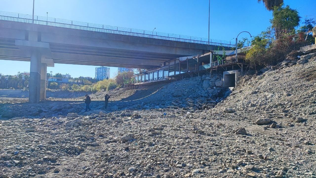 Seyhan Nehri'nde kuraklık atıkları gün yüzüne çıkardı