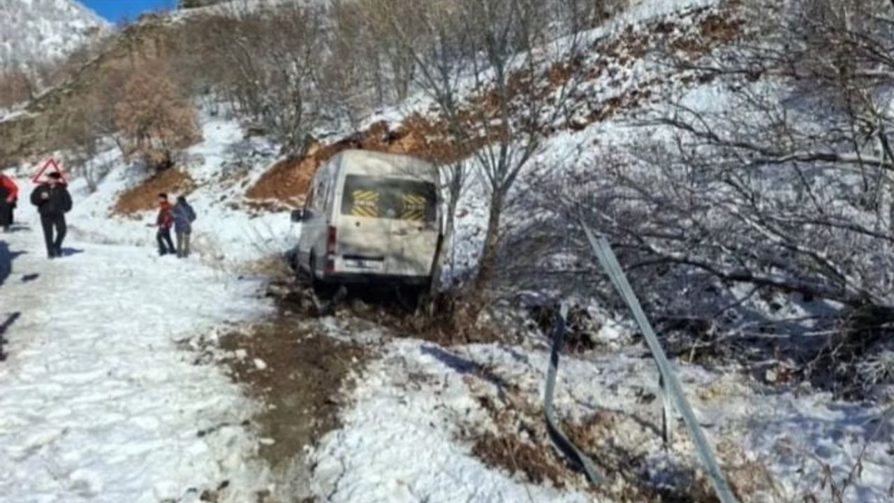 Seza Çimento Elazığspor taraftarlarını taşıyan minibüs şarampole kaydı — yaralanma yok